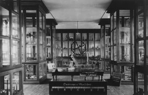 Photographie de la Salle des collections de l’Institut de physique de Poitiers, cliché Jane Rogeon 1933