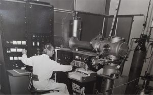 Photographie de l’implanteur JANO en fonctionnement dans les années 1978-1981.