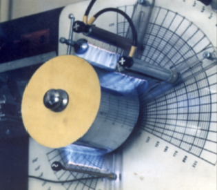 Phase 2, Charge électrique : le mélange de particules est alors chargé électriquement utilisant l’effet triboélectrique ou la décharge couronne