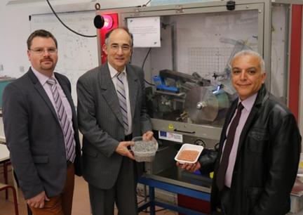 Figure 2. L’équipe de recherche faisant la démonstration de l’efficacité d’un procédé de séparation électrostatique du cuivre et du PVC des déchets des câbles électriques.