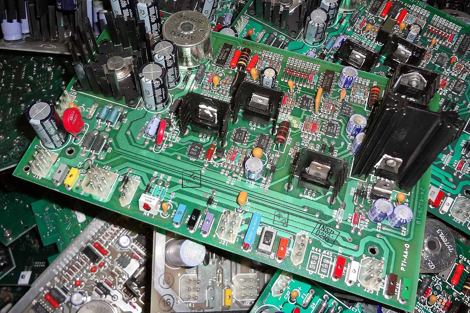 , Broyage : les déchets DEEE à recycler sont découpés/broyés en particules millimétriques homogènes.