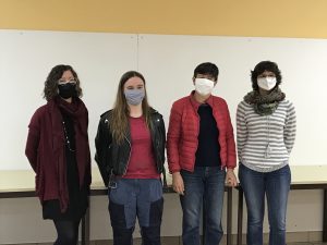 Jeudi 8 octobre, les élèves des 4 classes de 3ème du collège Arthur Rimbaud de Latillé ont eu l’occasion de rencontrer et d’échanger par petits groupes avec des chercheuses de l’université de Poitiers, à la bibliothèque et à la salle des fêtes de Latillé : • Anne Cantereau-Becq, responsable de la Microscopie Confocale au sein de la Plateforme ImageUP – Membre du laboratoire STIM-ERL7368 – Signalisation et transports Ioniques membranaires (STIM) – université de Poitiers ; • Elsa Tamisier, doctorante au laboratoire XLim de l’université de Poitiers, au sein de l’équipe IG (Informatique Graphique), sur le domaine du rendu (apparence des matériaux) ; • Léonie Pacher, doctorante en Biomécanique et capteur sans fil dans les instituts de recherche Xlim et PPrime à l’université de Poitiers ; • Béatrice Lefebvre-Wolff, doctorante à l’INRAE. L’occasion pour les élèves de poser leurs questions, d’échanger sur leur métier de chercheuse : • « Avez-vous déjà trouvé quelque chose ? ». • « Avez-vous eu peur de ne pas réussir vos études ? » • « Est-ce qu’il faut être bon partout pour faire des sciences ? » • « Quel est votre outil de travail ? » • « Est-ce que vous travaillez seule ? » • « Combien de femmes travaillent dans votre laboratoire ? » C’est lorsqu’un rapport du ministère de l’éducation et de la recherche révèle que de nombreuses jeunes filles titulaires d’un bac S poursuivaient moins leurs études dans les filières scientifiques que les garçons, que l’Espace Mendès France en partenariat avec l’Université de Poitiers initie l’opération « Sciences En Mouvement d’Elles ». L’objectif de cette rencontre est de promouvoir les femmes dans les sciences et les techniques et faire découvrir les filières et les carrières scientifiques. C’est aussi l’occasion de déconstruire les stéréotypes et de renouveler les représentations de la place des filles et des femmes dans le monde de la recherche.