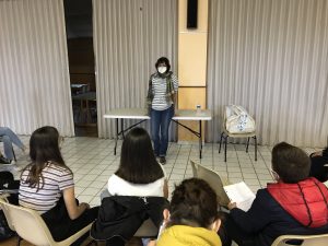 Jeudi 8 octobre, les élèves des 4 classes de 3ème du collège Arthur Rimbaud de Latillé ont eu l’occasion de rencontrer et d’échanger par petits groupes avec des chercheuses de l’université de Poitiers, à la bibliothèque et à la salle des fêtes de Latillé : • Anne Cantereau-Becq, responsable de la Microscopie Confocale au sein de la Plateforme ImageUP – Membre du laboratoire STIM-ERL7368 – Signalisation et transports Ioniques membranaires (STIM) – université de Poitiers ; • Elsa Tamisier, doctorante au laboratoire XLim de l’université de Poitiers, au sein de l’équipe IG (Informatique Graphique), sur le domaine du rendu (apparence des matériaux) ; • Léonie Pacher, doctorante en Biomécanique et capteur sans fil dans les instituts de recherche Xlim et PPrime à l’université de Poitiers ; • Béatrice Lefebvre-Wolff, doctorante à l’INRAE. L’occasion pour les élèves de poser leurs questions, d’échanger sur leur métier de chercheuse : • « Avez-vous déjà trouvé quelque chose ? ». • « Avez-vous eu peur de ne pas réussir vos études ? » • « Est-ce qu’il faut être bon partout pour faire des sciences ? » • « Quel est votre outil de travail ? » • « Est-ce que vous travaillez seule ? » • « Combien de femmes travaillent dans votre laboratoire ? » C’est lorsqu’un rapport du ministère de l’éducation et de la recherche révèle que de nombreuses jeunes filles titulaires d’un bac S poursuivaient moins leurs études dans les filières scientifiques que les garçons, que l’Espace Mendès France en partenariat avec l’Université de Poitiers initie l’opération « Sciences En Mouvement d’Elles ». L’objectif de cette rencontre est de promouvoir les femmes dans les sciences et les techniques et faire découvrir les filières et les carrières scientifiques. C’est aussi l’occasion de déconstruire les stéréotypes et de renouveler les représentations de la place des filles et des femmes dans le monde de la recherche.