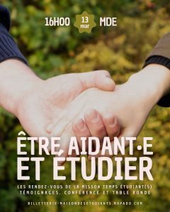 deux personnes se tiennent la main
