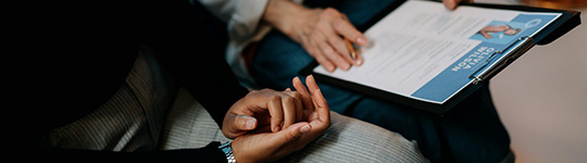 Deux personnes relisent un CV